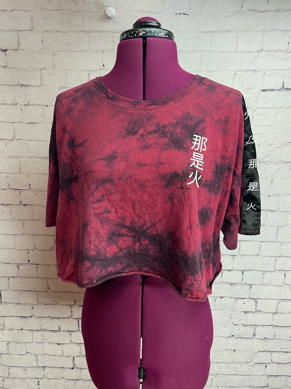 Empyre size XL Red and black tie dyed cropped Tshirt Asian inspired
